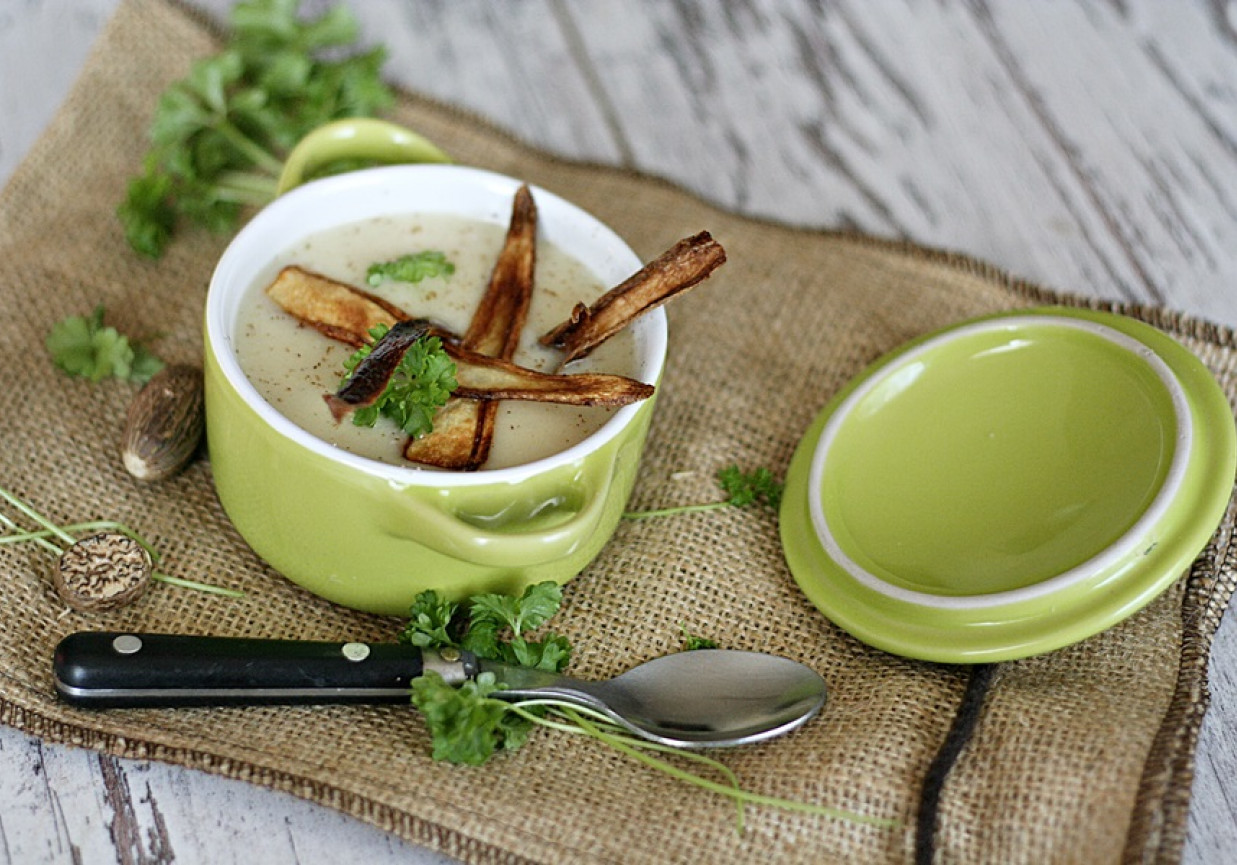 Zupa krem z białych warzyw z chipsami z pietruszki foto