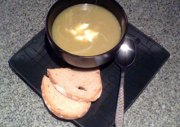 Fotografia przedstawiająca Zupa  krem z brokuła z fetą
