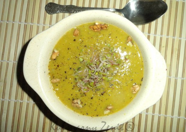 Fotografia przedstawiająca Zupa krem z brokuła z orzechami włoskimi