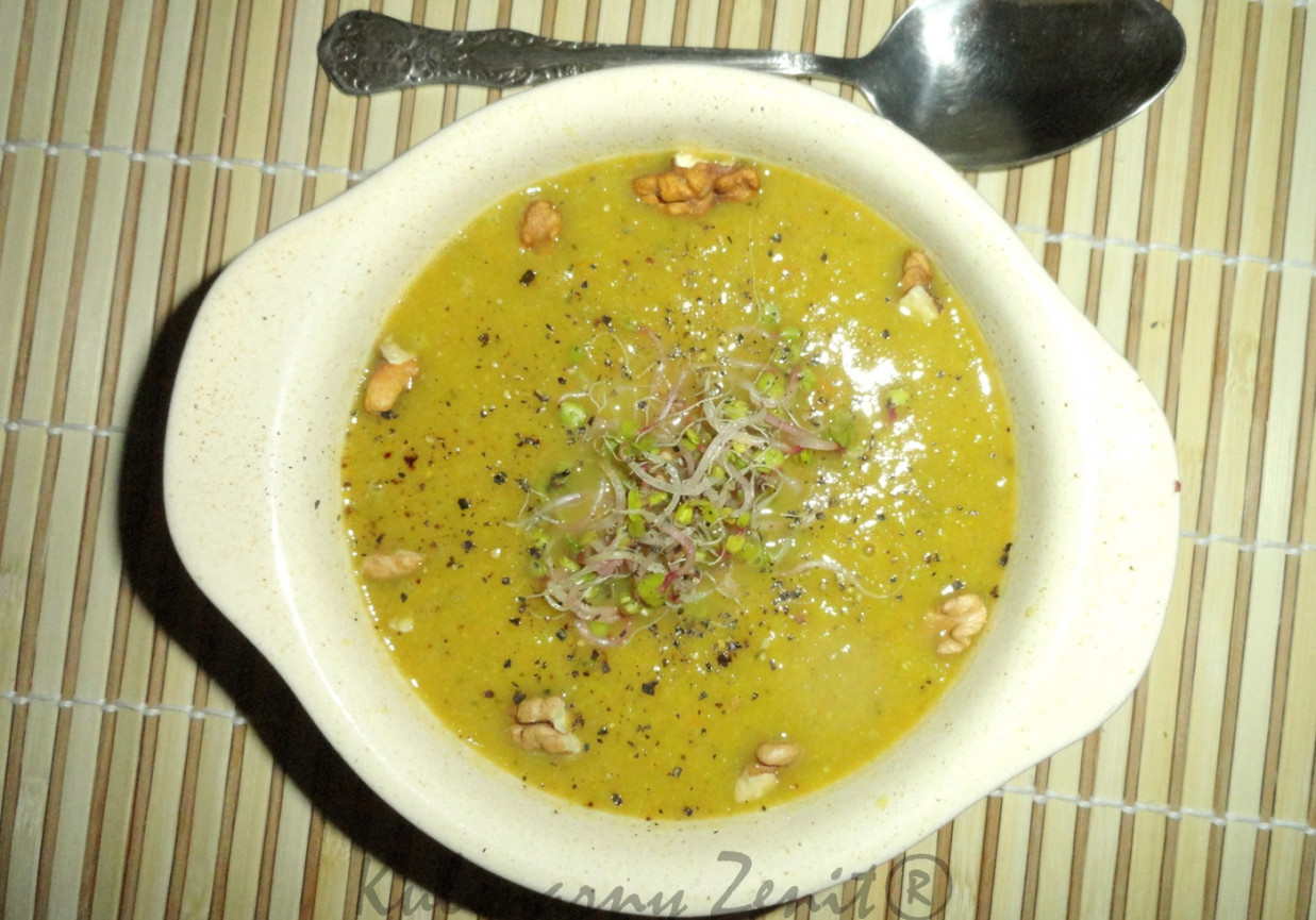 Zupa krem z brokuła z orzechami włoskimi foto