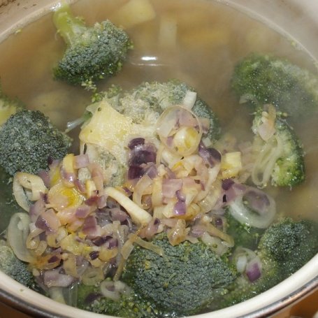 Krok 3 - Zupa krem z brokuła foto