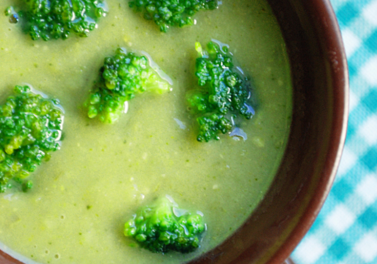 Zupa krem z brokułów i groszku zielonego foto
