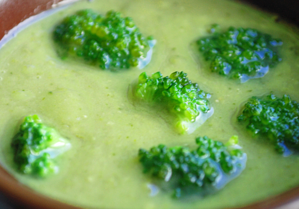 Zupa krem z brokułów i groszku zielonego foto