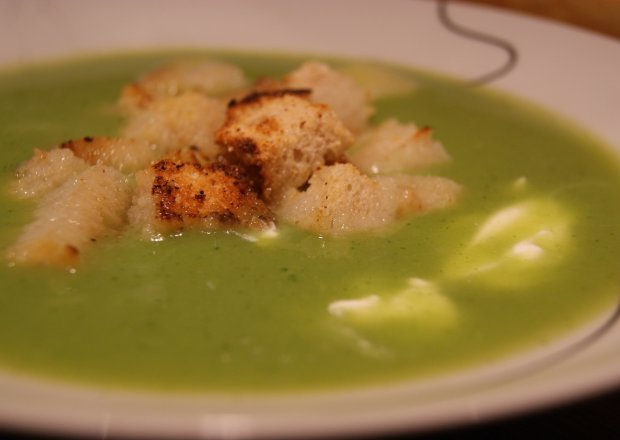 Fotografia przedstawiająca Zupa krem z brokułów z czosnkowymi grzaneczkami