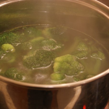 Krok 1 - Zupa krem z brokułów z czosnkowymi grzaneczkami foto