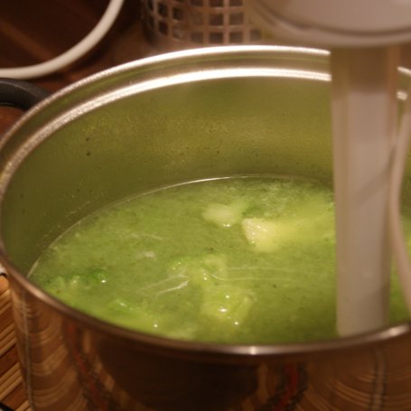 Krok 3 - Zupa krem z brokułów z czosnkowymi grzaneczkami foto