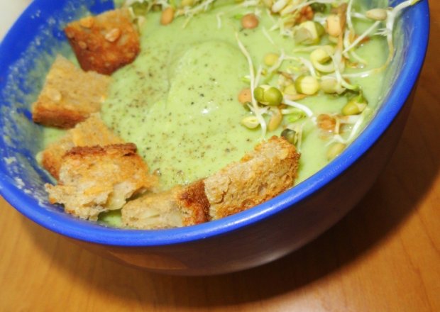 Fotografia przedstawiająca Zupa krem z brokułów z kiełkami i grzankami