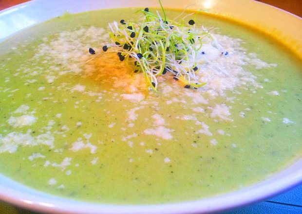 Fotografia przedstawiająca Zupa krem z brokułów z parmezanem