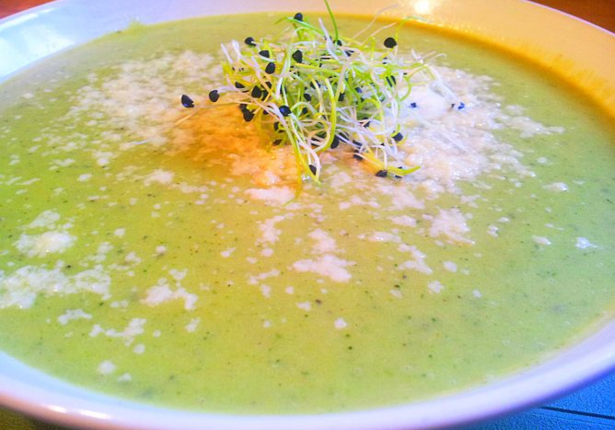 Zupa krem z brokułów z parmezanem foto