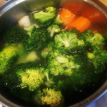 Krok 2 - Zupa krem z brokułów z parmezanem foto