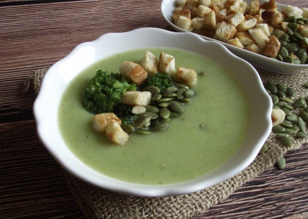 Fotografia przedstawiająca Zupa krem z brokułów z pestkami dyni i grzankami