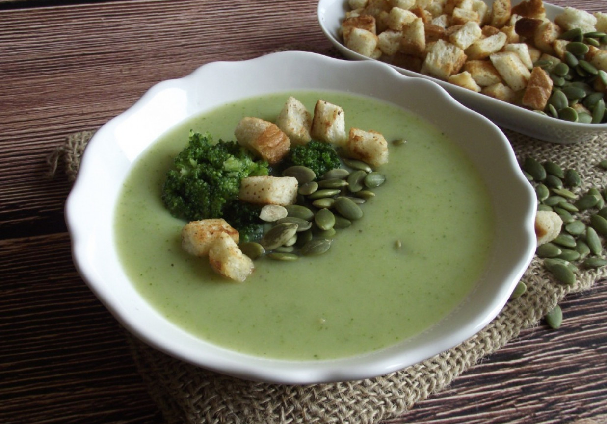 Zupa krem z brokułów z pestkami dyni i grzankami  foto