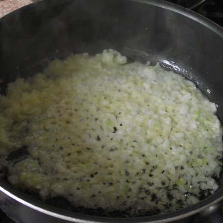 Krok 2 - Zupa krem z brokułów z pestkami dyni i grzankami  foto