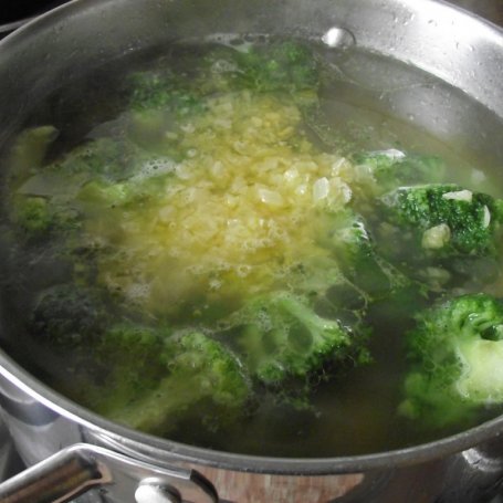 Krok 3 - Zupa krem z brokułów z pestkami dyni i grzankami  foto