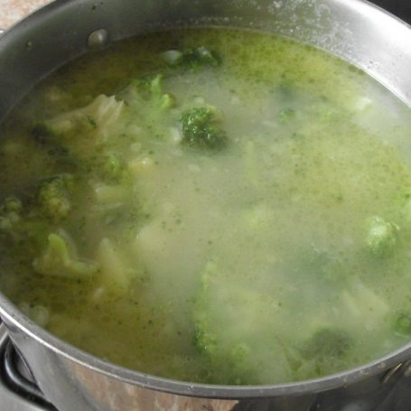 Krok 4 - Zupa krem z brokułów z pestkami dyni i grzankami  foto