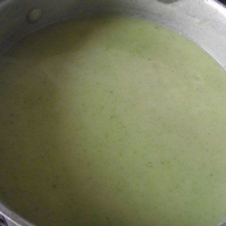 Krok 5 - Zupa krem z brokułów z pestkami dyni i grzankami  foto