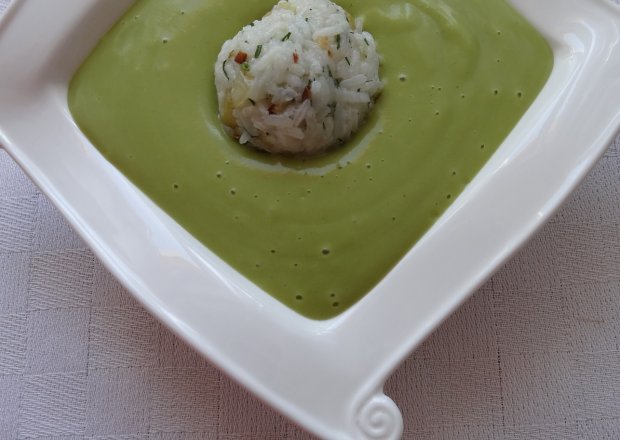 Fotografia przedstawiająca Zupa krem z brokułów z ryżem jaśminowym i cebulką