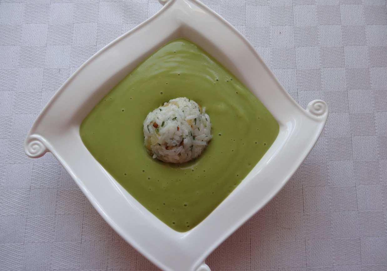 Zupa krem z brokułów z ryżem jaśminowym i cebulką foto