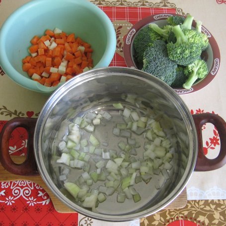 Krok 1 - Zupa krem z brokułów foto