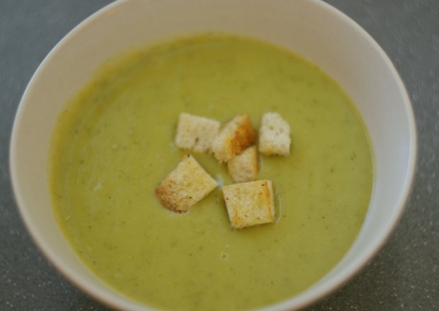 Fotografia przedstawiająca Zupa krem z brokułów