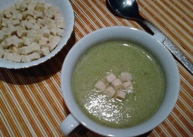 Fotografia przedstawiająca Zupa - krem z brokułów.