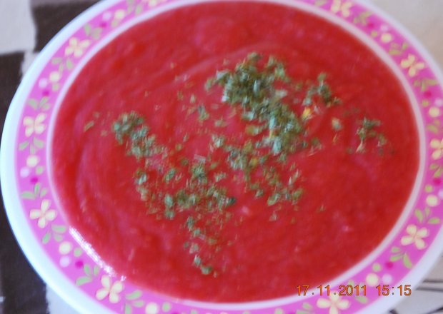 Fotografia przedstawiająca zupa krem z buraczkow dla dziecka