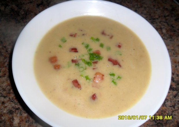 Fotografia przedstawiająca Zupa krem z cebulą oraz boczkiem