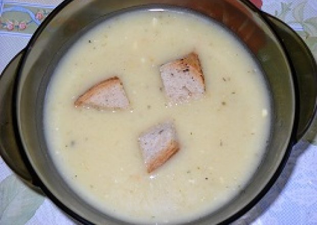 Fotografia przedstawiająca zupa krem z cebuli z grzankami