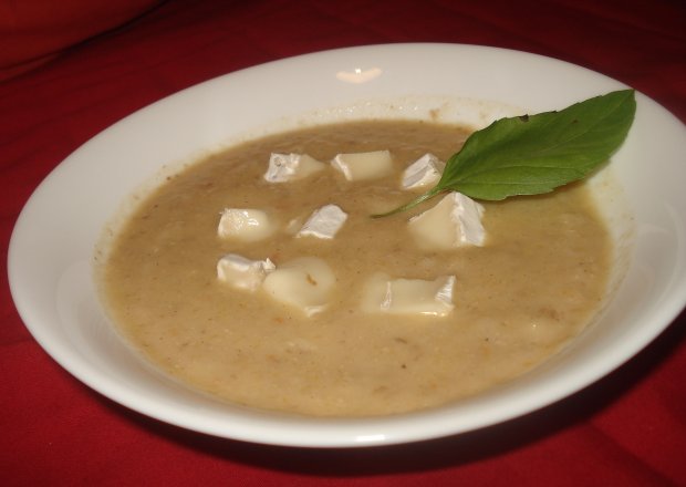 Fotografia przedstawiająca Zupa krem z cebuli zaserwowana z Camembertem