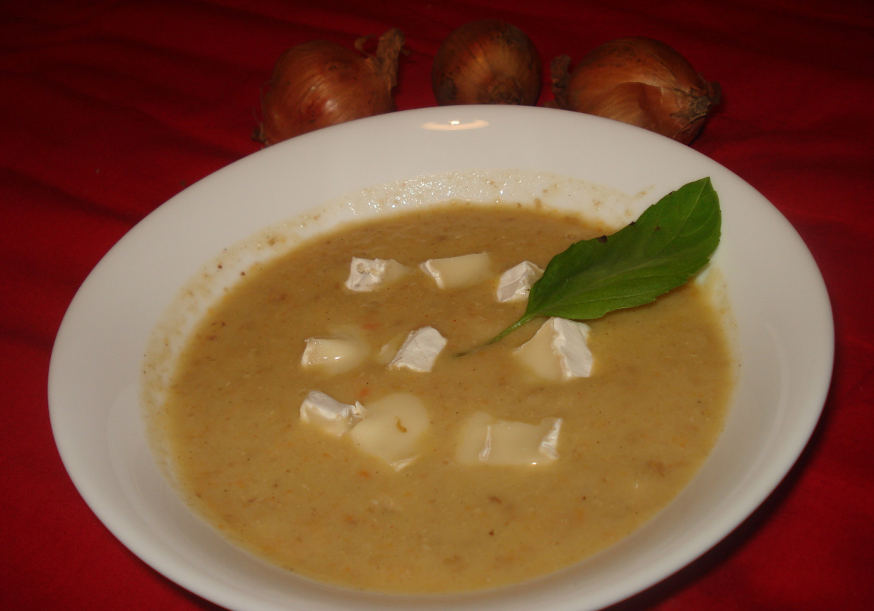 Zupa krem z cebuli zaserwowana z Camembertem foto