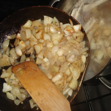Krok 5 - Zupa krem z cebuli zaserwowana z Camembertem foto
