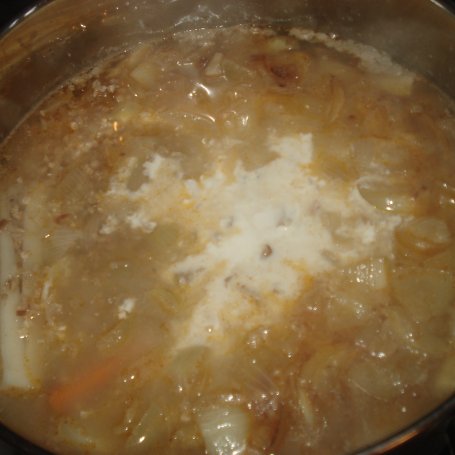 Krok 6 - Zupa krem z cebuli zaserwowana z Camembertem foto