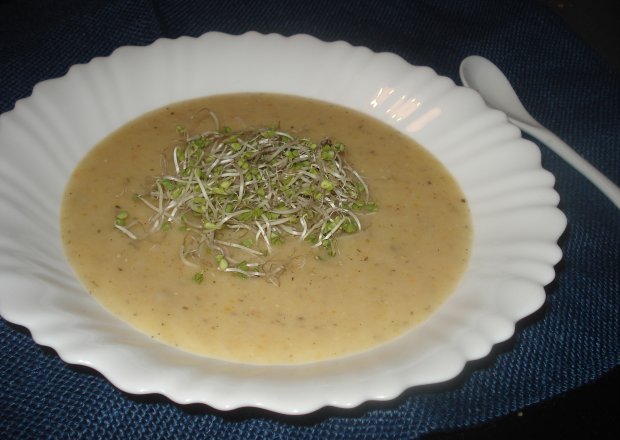 Fotografia przedstawiająca Zupa krem z cukini i kaszy- zaserwowana z kiełkami brokuła