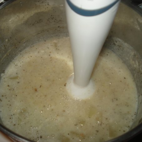 Krok 6 - Zupa krem z cukini i kaszy- zaserwowana z kiełkami brokuła foto