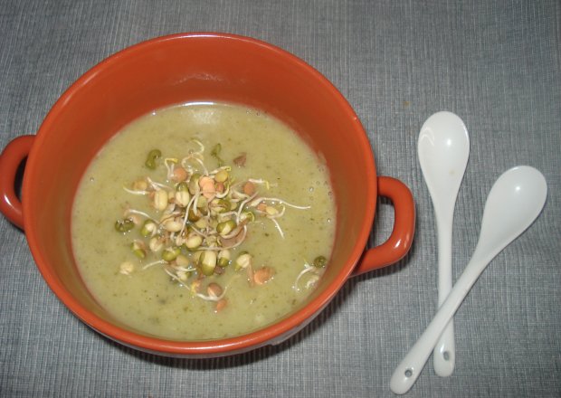 Fotografia przedstawiająca Zupa krem z cukini i swieżego szpinaku zaserwowana  z kiełkami