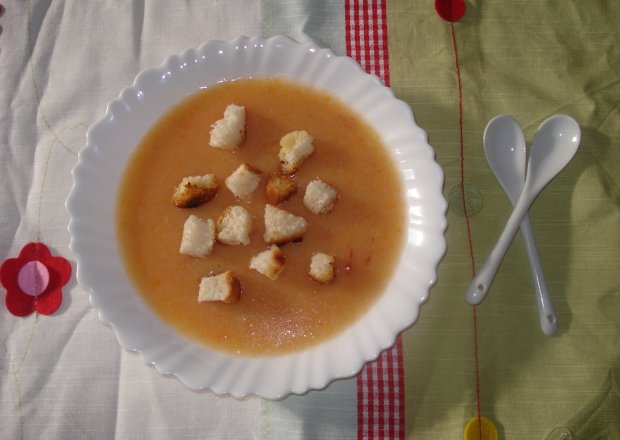 Fotografia przedstawiająca Zupa krem z cukini, pomidorów i ryżu