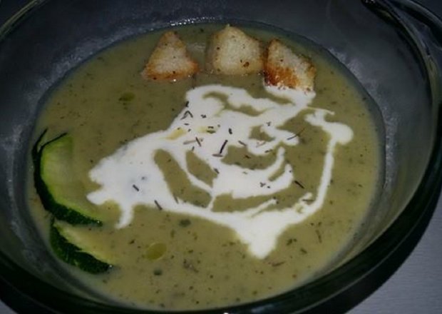 Fotografia przedstawiająca Zupa krem z cukini z grzankami