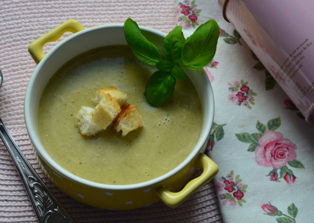 Fotografia przedstawiająca zupa-krem z cukinii i zielonych szparagów