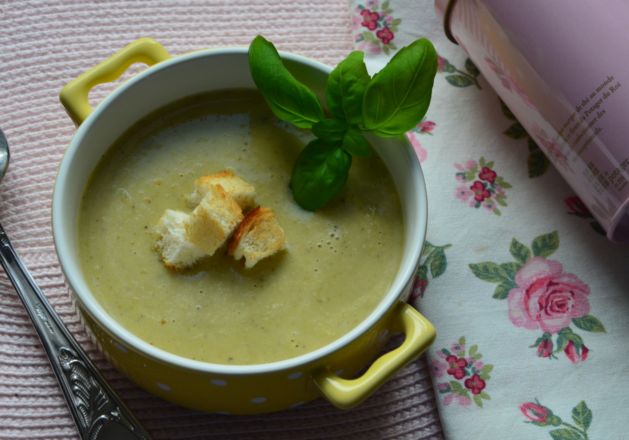 zupa-krem z cukinii i zielonych szparagów foto