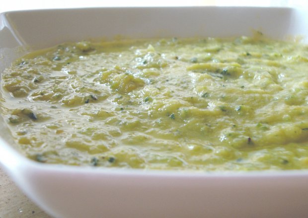 Fotografia przedstawiająca Zupa krem z cukinii z czosnkiem