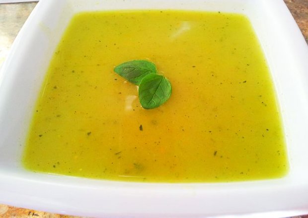 Fotografia przedstawiająca Zupa krem z cukinii z dodatkiem curry i świeżym oregano