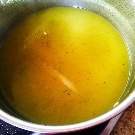 Krok 3 - Zupa krem z cukinii z dodatkiem curry i świeżym oregano foto