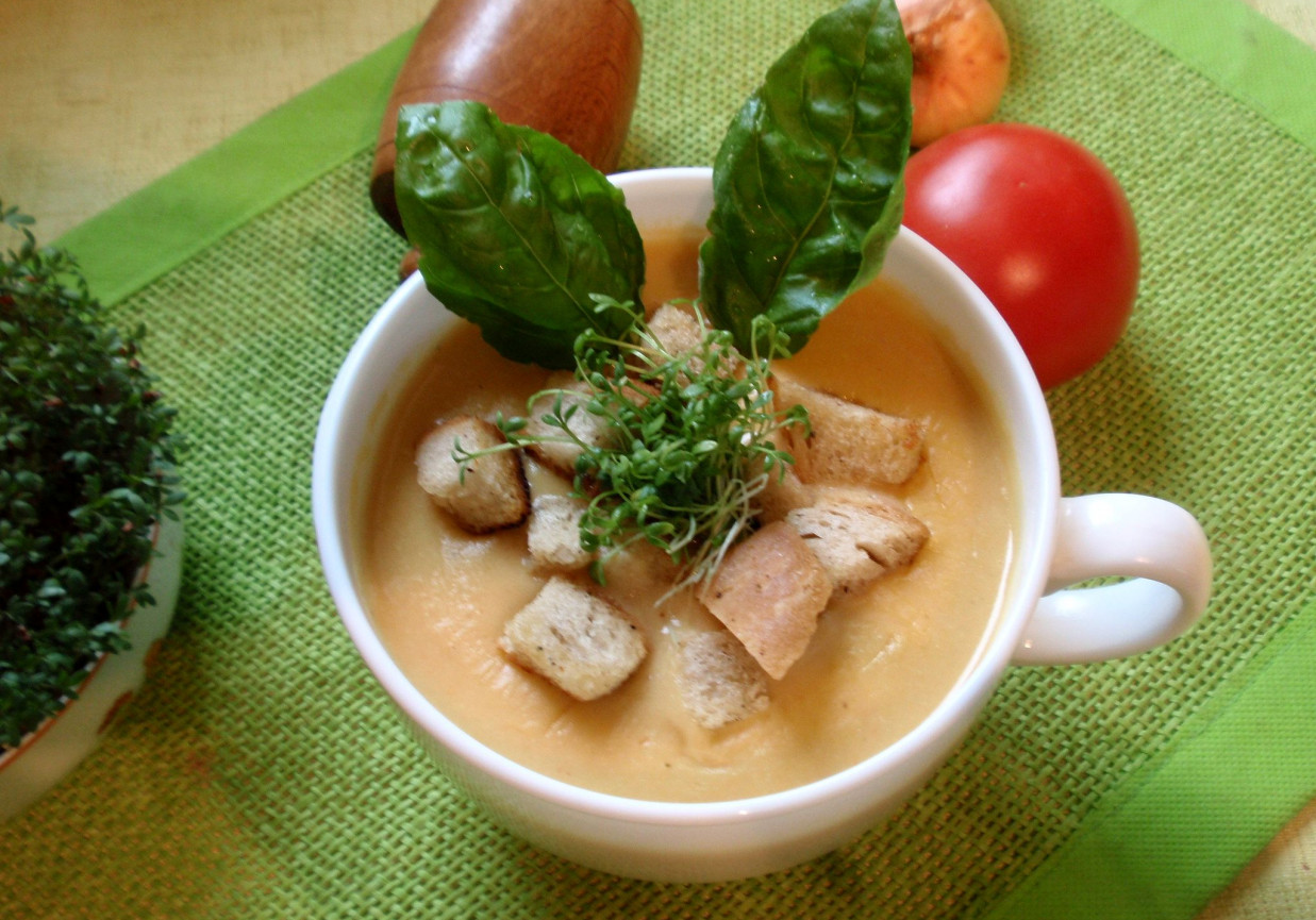 Zupa krem z czerwonej soczewicy. foto