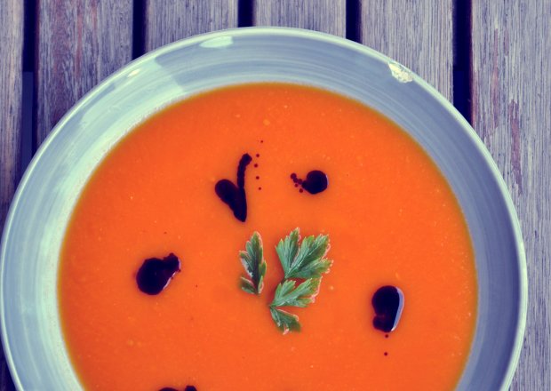 Fotografia przedstawiająca Zupa krem z dyni i dojrzałych pomidorów