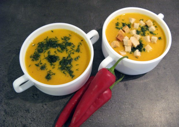 Fotografia przedstawiająca Zupa krem z dyni z mleczkiem kokosowym, curry i chili