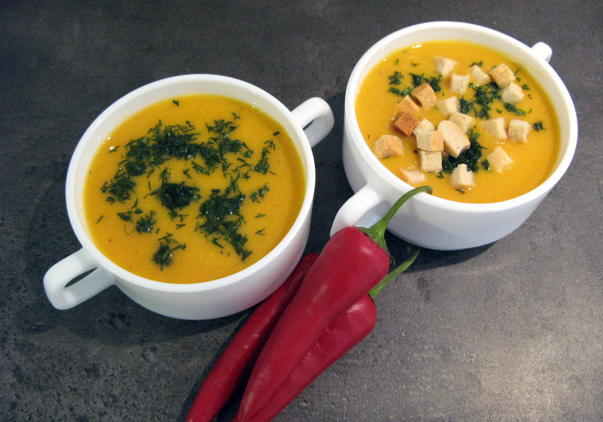 Zupa krem z dyni z mleczkiem kokosowym, curry i chili foto