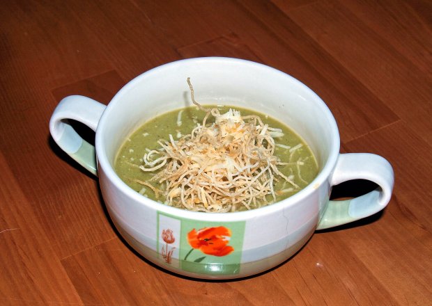 Fotografia przedstawiająca zupa krem z fasolki szparagowej ze smażonym makaronem ryżowym