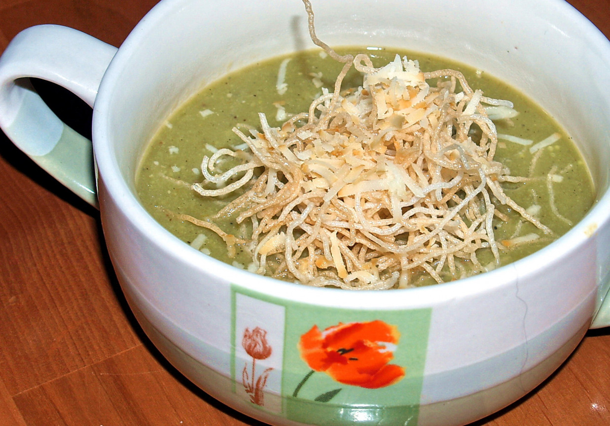 zupa krem z fasolki szparagowej ze smażonym makaronem ryżowym foto