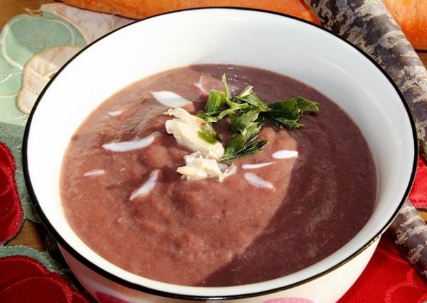 Fotografia przedstawiająca Zupa krem z fioletowej marchwi