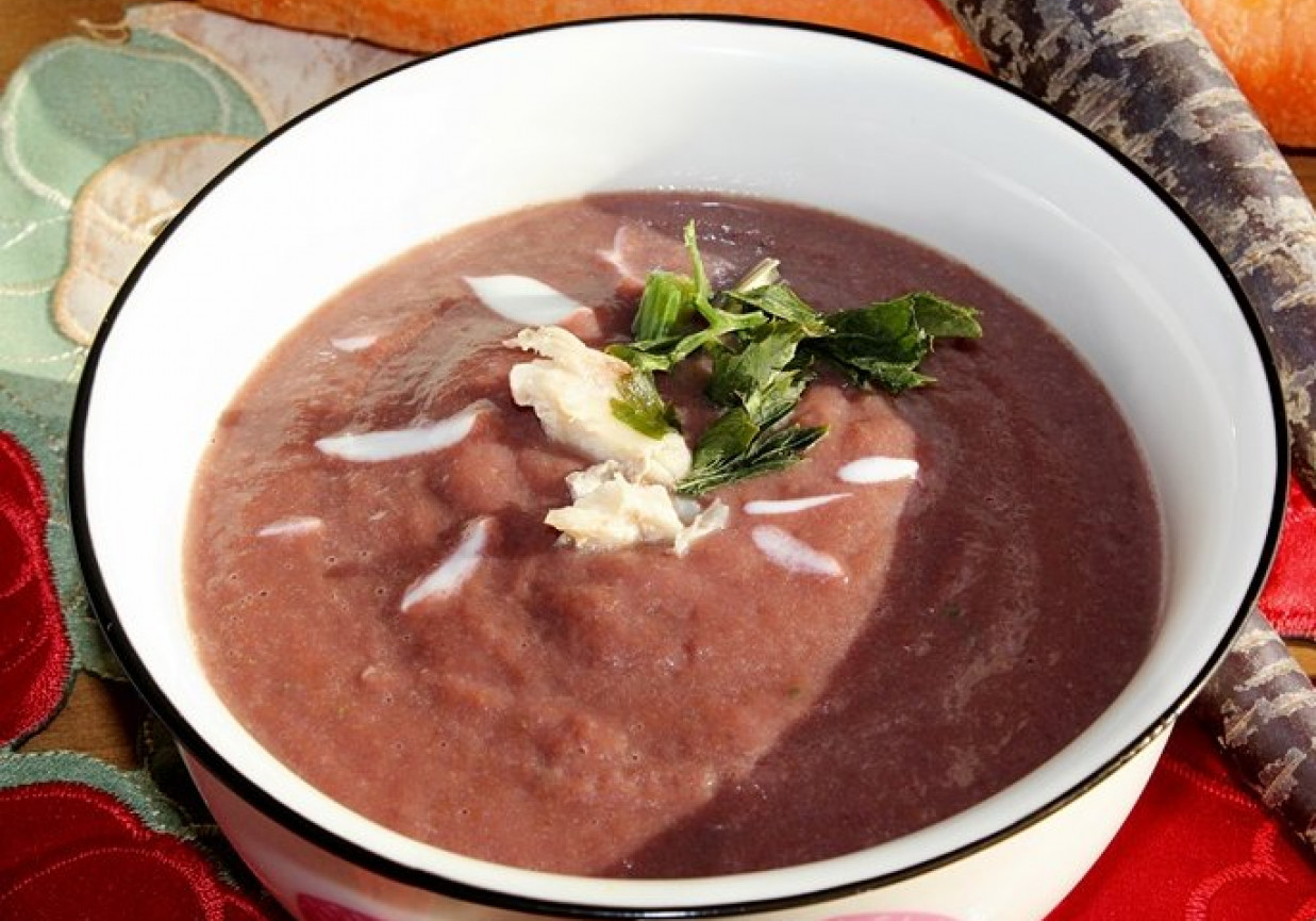 Zupa krem z fioletowej marchwi foto